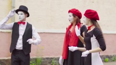 Üç komik pandomim şehir sokak sahneler şaka oynamak