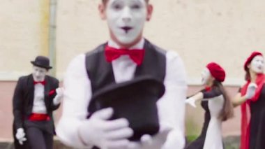 Dört saniye görünmez enstrüman üzerinde oynamak