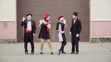 Sokakta dört komik pandomim perfomance yapmak