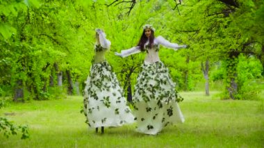Gençler kostüm parkta stilts yürür