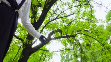 İki güzel kız kız ve adam parkta dans