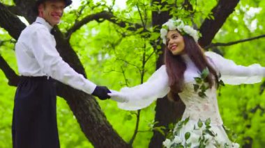 Parkta stilts aktörler dans