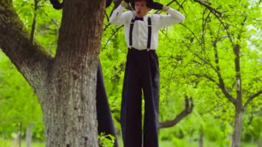 Sokak aktör bir dalda yukarı çeker