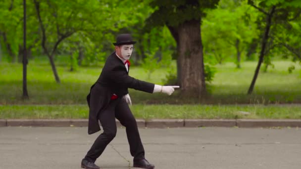 Mime trains invisible dog in the park — Stock Video