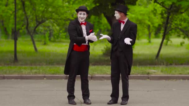 Két pantomimeseivel elérhető teljesítmény a parkban — Stock videók
