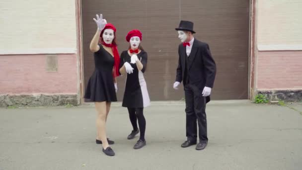 Três mimes engraçados fazer imitação na rua da cidade — Vídeo de Stock