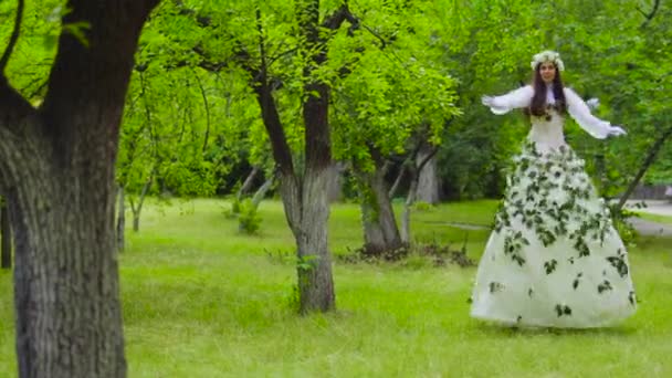 어린 소녀 춤을 아름 다운 복장에 죽 마에 — 비디오