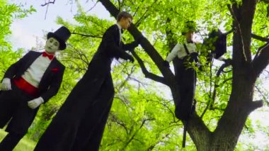 MIME ve sokak sanatçıları stilts üzerinde dalga parkta oynamak
