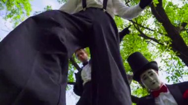 Üç sokak sanatçıları parkta dalga