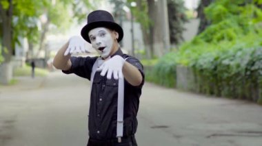 Genç MIME farklı hamle sokakta gösterir.