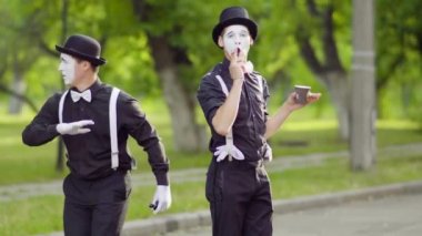 İki saniye sonra parkta sigara içiyorsun