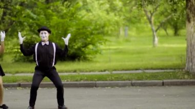 Pandomim gibi yengeçler parkta yürümek