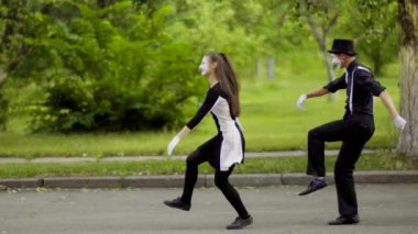 Komik atlama yürüyüş parkta pandomimcilerin yapmak