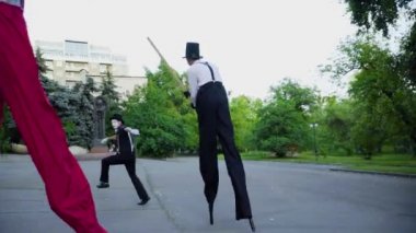 İki stilts MIME sokakta takip