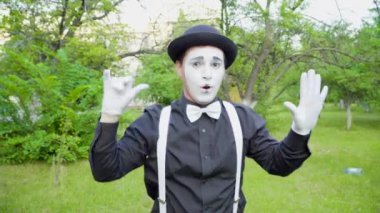 Komik MIME parkta fotoğraf makinesinde crooking