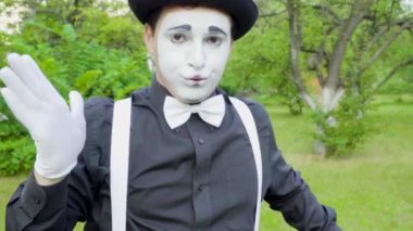 Komik MIME parkta fotoğraf makinesinde crooking