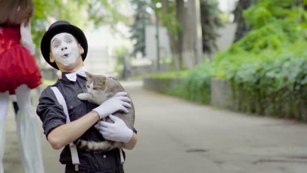 Mime brincando com gato na rua — Vídeo de Stock