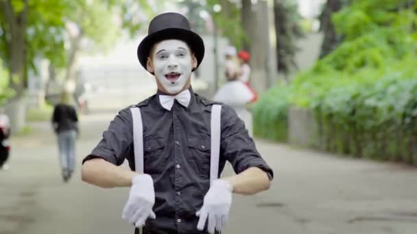 Jonge mime bevat grappige bewegingen op de straat — Stockvideo