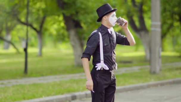 Mime está descansando en el parque — Vídeo de stock