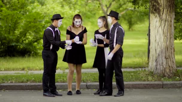 Pantomimen spielen Steinpapierschere im Park — Stockvideo