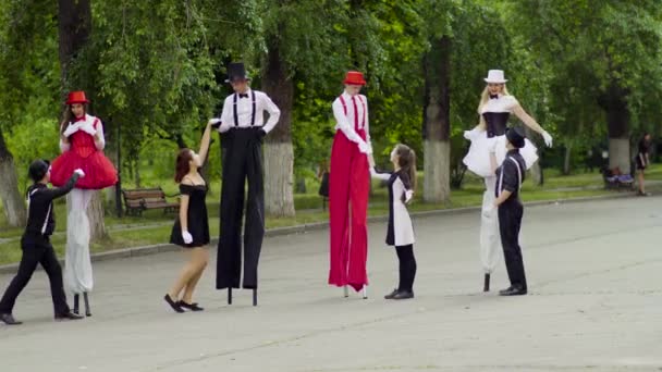 Mimespelers dans met palen in de straat — Stockvideo