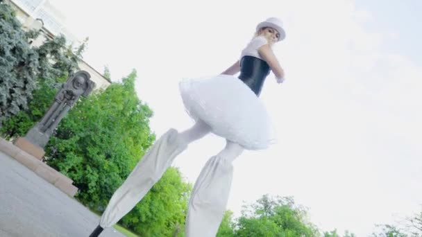 Stilts dame filant dans la rue — Video