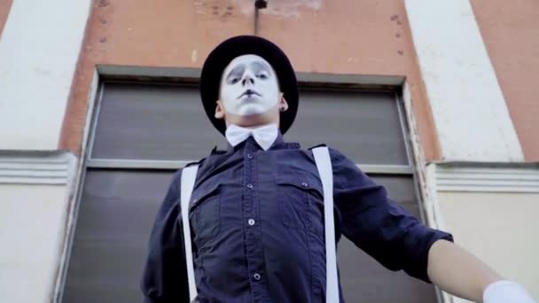 Funny stilts y mimo hacen performance en la calle — Vídeo de stock