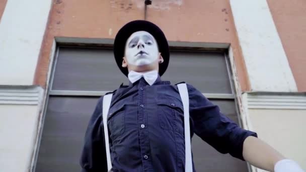 Смішні палички і MIME виконують виступ на вулиці — стокове відео