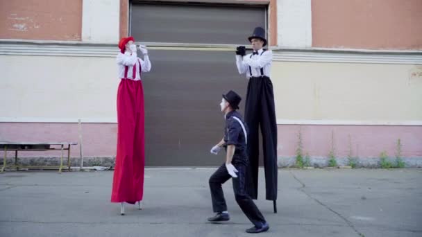 Stilts y mimeplay chistes en la calle — Vídeos de Stock