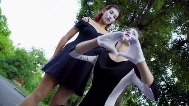 Dois mimes meninas imitar flertar na câmera — Vídeo de Stock