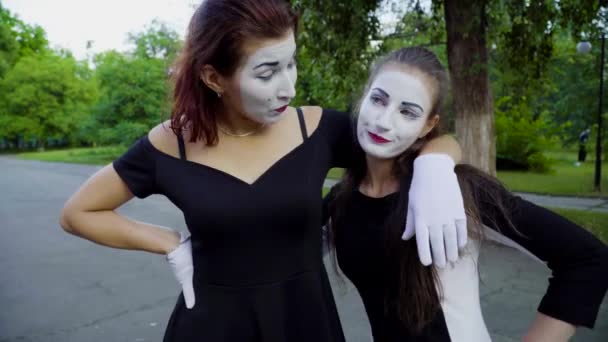 Girls mimes imitate arguing at the street — Stock Video
