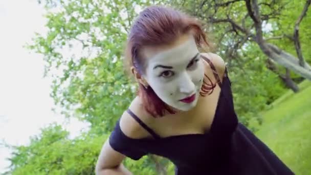 Trois mimes drôles imitent pour tourner la caméra — Video