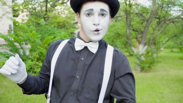 Comic mime is crooking on camera in the park — Stock Video