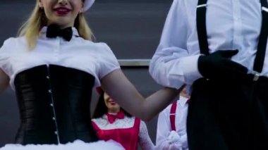 İki komik çift stilts binanın yakınındaki dans ediyor