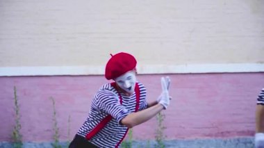 Komik komik pandomim gösterisi performansını Caddesi üzerinde