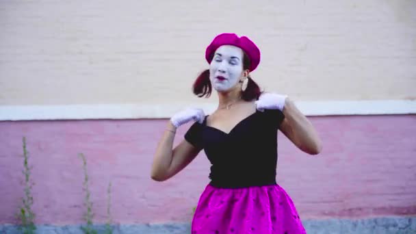 Man and woman mimes push each other away near building — Stock Video
