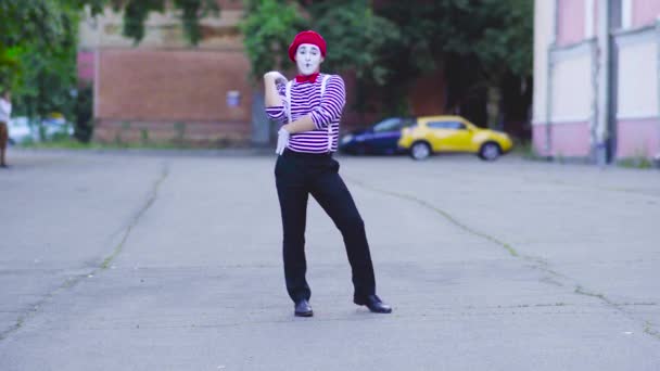 Mimes kicked each other off the frame — Stock Video