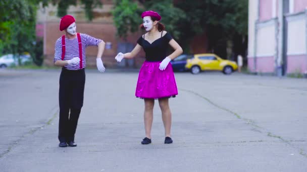 Zwei Mimen Mädchen zeigen — Stockvideo