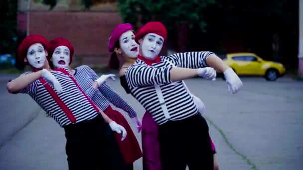 Mimes imitate car accident at the city — Stock Video