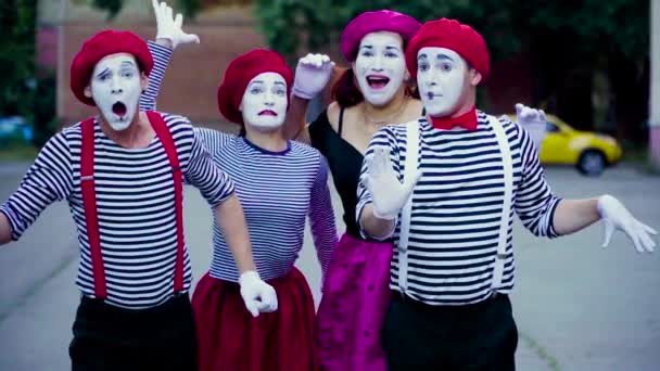 Four mimes imitate car accident at the city — Stock Video