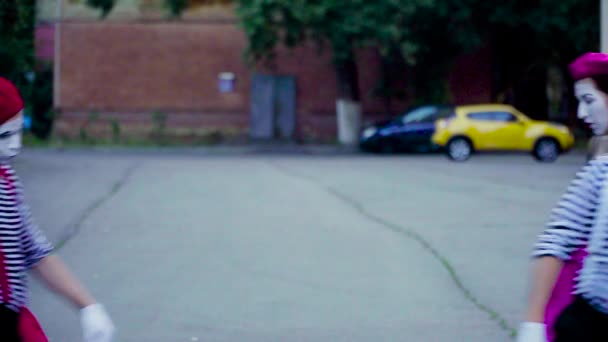 Empat pantomim lucu meniru kecelakaan mobil di kota — Stok Video