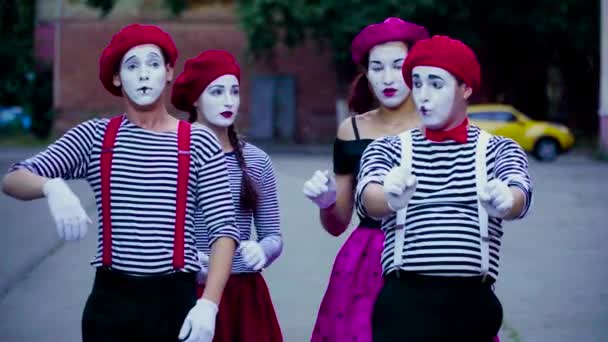 Male and female mimes imitates car accident — Stock Video