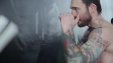 Dövmeli iki boksörler spor salonunda boks