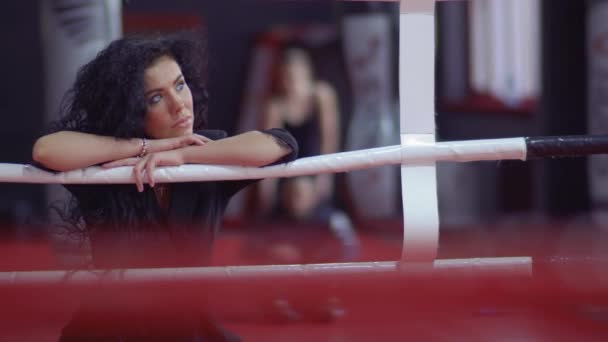 Mooie curly brunette stand in de buurt van de ring — Stockvideo