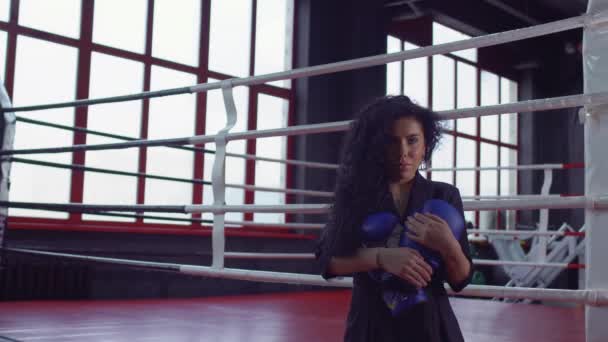 Mooie irl Houd een bokshandschoen met haar handen — Stockvideo