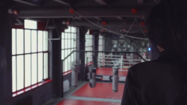 美丽的黑发和卷曲的头发和黑色的礼服在健身房 — 图库视频影像