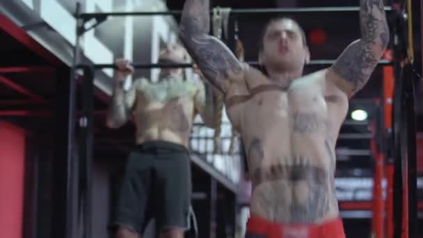 İki adam dövmeli ve boxer şort jimnastik salonu — Stok video