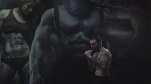 Guapo chico boxeo en el fondo de un hermoso mural — Vídeos de Stock