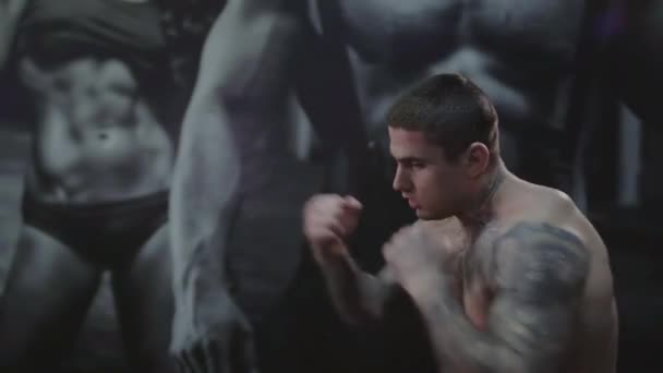 Красивый парень боксирует на фоне красивой фрески — стоковое видео