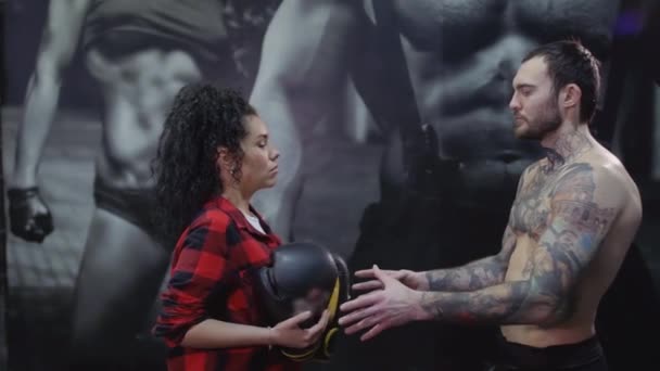 Belle brune a apporté un petit ami gants de boxe — Video